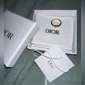 Dior ロゴデザインリング 専用ボックス付き ✨️美品✨️ ディオール ロゴ ラインストーン レディース